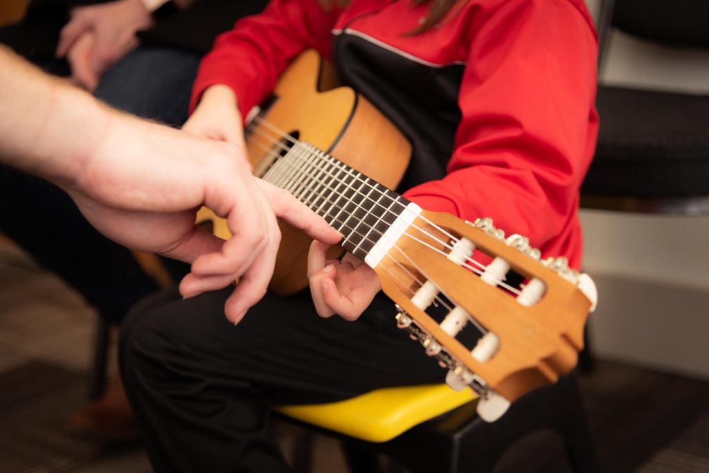 children learning guitar